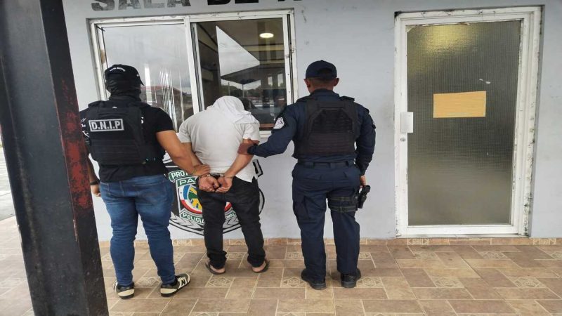 Policía incauta 77 paquetes de presunta droga en la residencia de una persona que pierde la vida