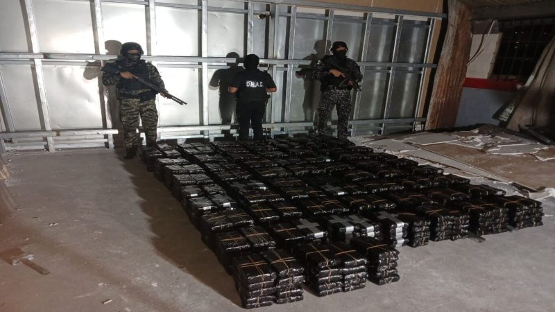 Policía incauta más de 700 paquetes con droga ocultos en una pared falsa
